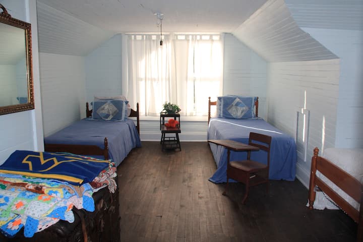 4 מיטות זוגיות בחדר גדול. 