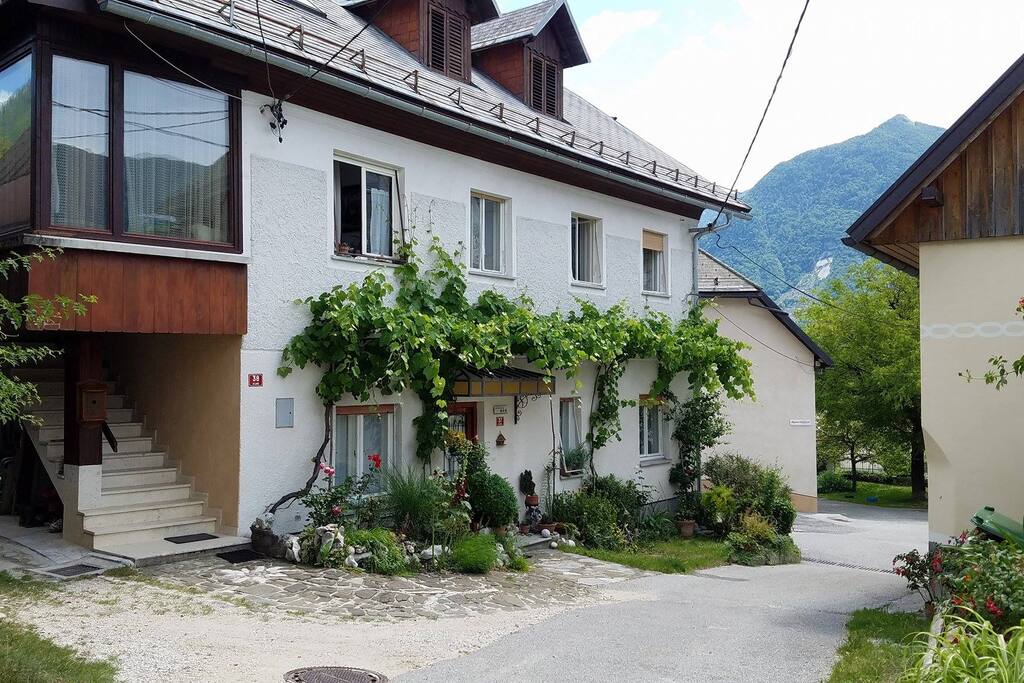 Street view on entire house and entrance into Apartment Kanjon.