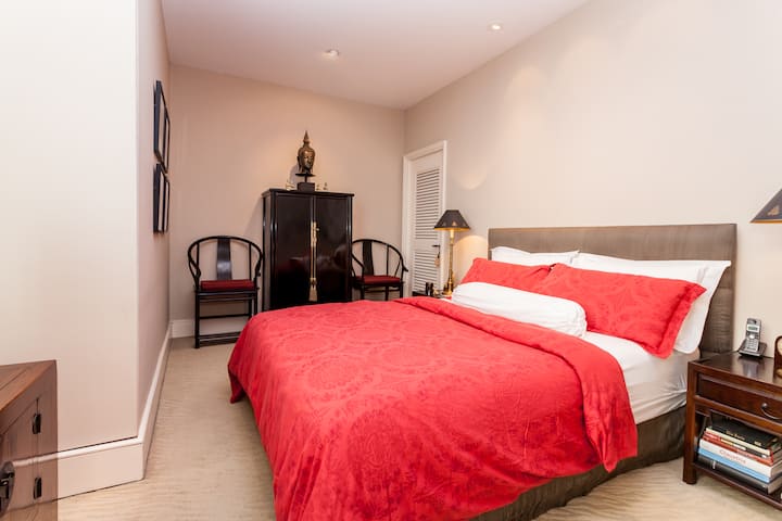 СПАЛНА СОБА со двоен кревет и гардероба