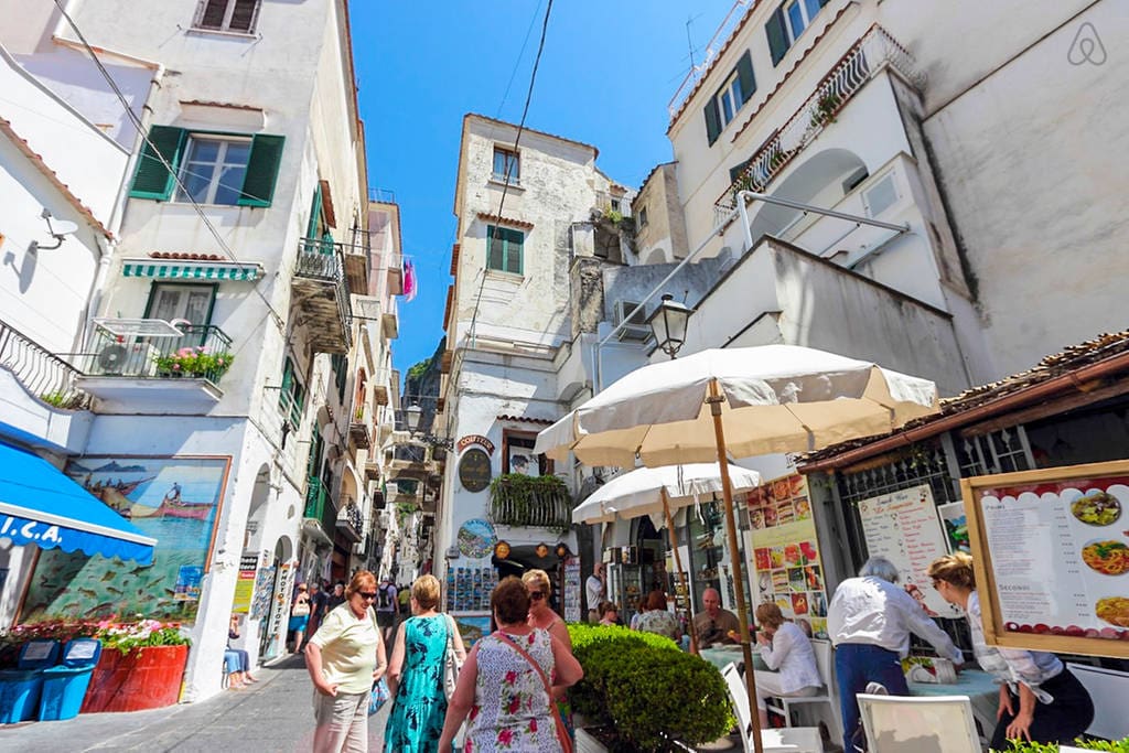 The neighborhood where the house is located: the main centre of Amalfi.