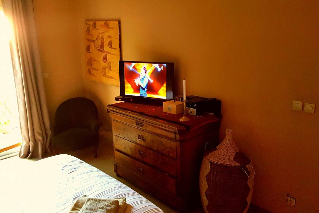 La Chambre en contre champ, vue de la salle de bain