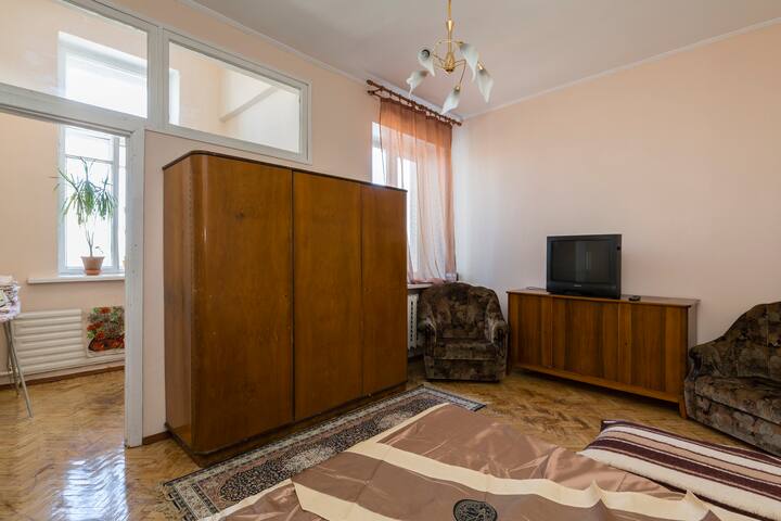 Dhoma e parë e gjumit me hyrje në dhomën e vogël ngjitur.