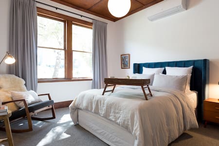 Luxury Cottage by the lake - breakfast included