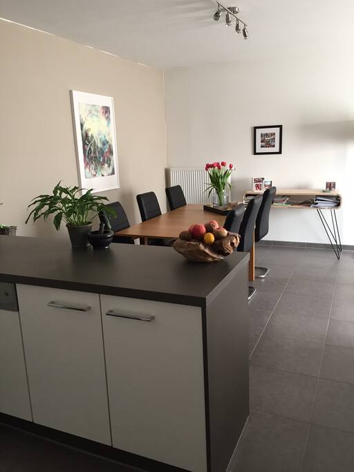 Uitzicht vanuit de keuken. Plaats voor 6 personen.