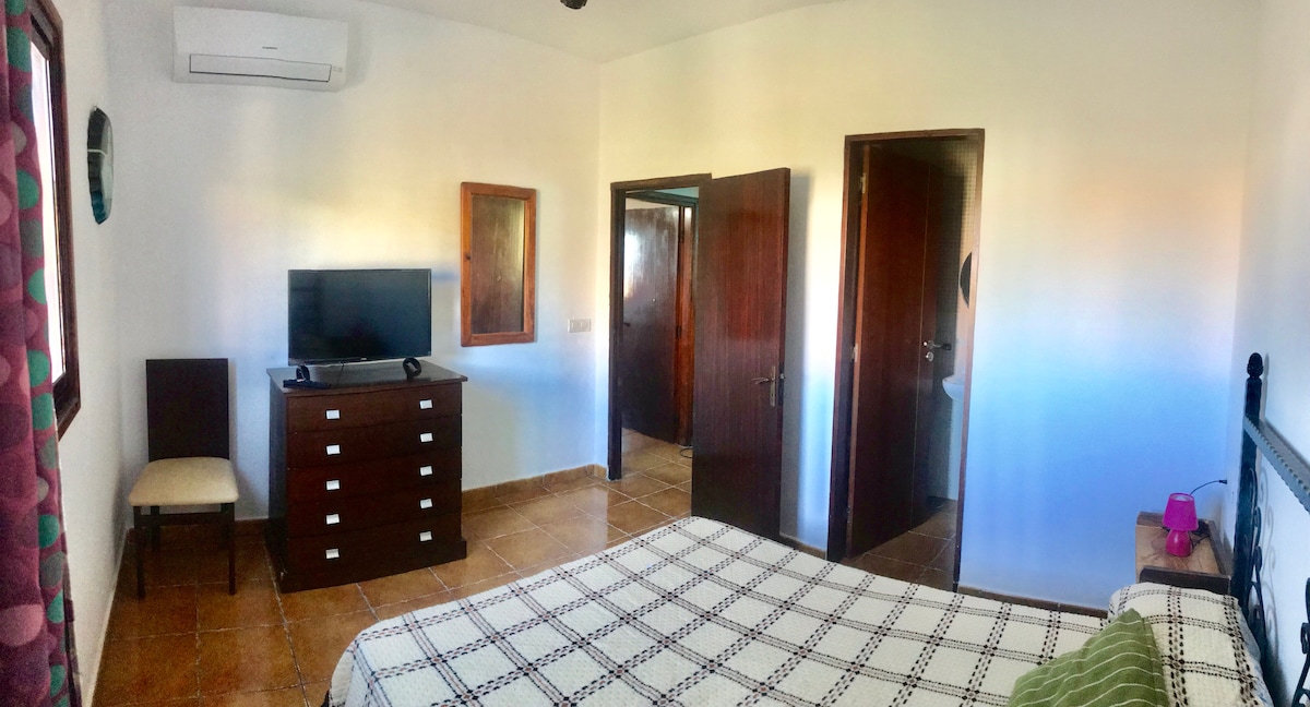 ห้อง Barranco ของเราใช้ชื่อของมันสำหรับวิวที่สวยงามไปยังจุดตรงกลางของหุบเขาของเราซึ่งเริ่มต้นที่ยอดเขาและสิ้นสุดในทะเล
มีเตียงคู่สำหรับ 2 คนและมีห้องน้ำส่วนตัว