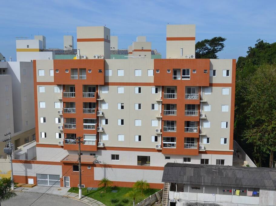 Faixada do condominio com portaria 24 hs