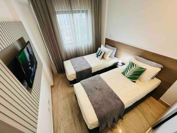 تضم الغرفة سريرين فرديين (يمكن إضافتها لجعلها سريرًا مزدوجًا) وتلفازًا يعرض قنوات فضائية وخزانة ملابس ومكواة وطاولة كي ومجفف شعر.