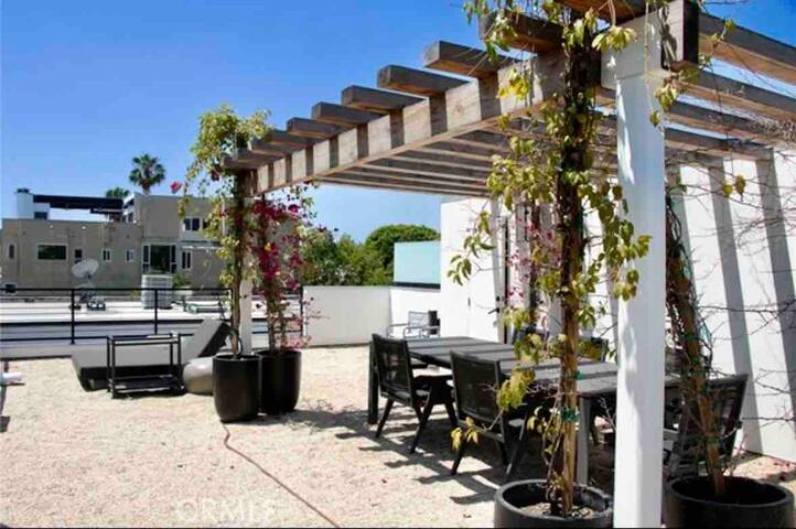 Gorgeous WeHo Townhouse gallery image 2