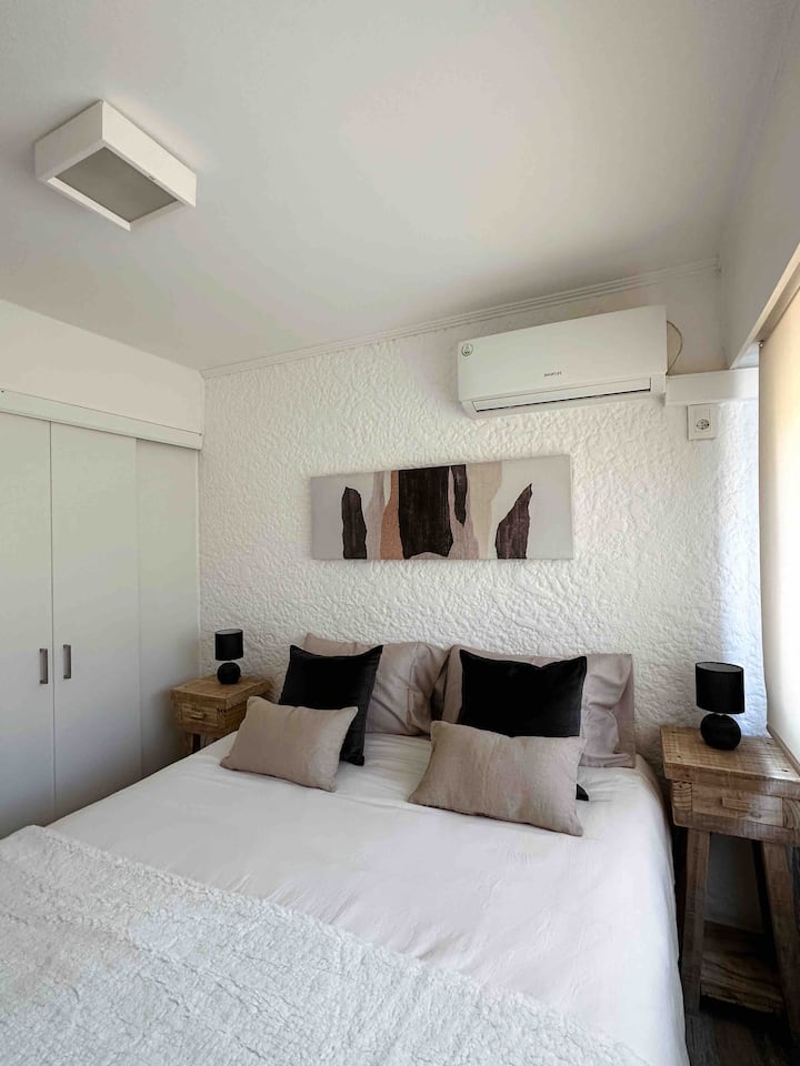 חדר שינה עם מיטת קווין סייז