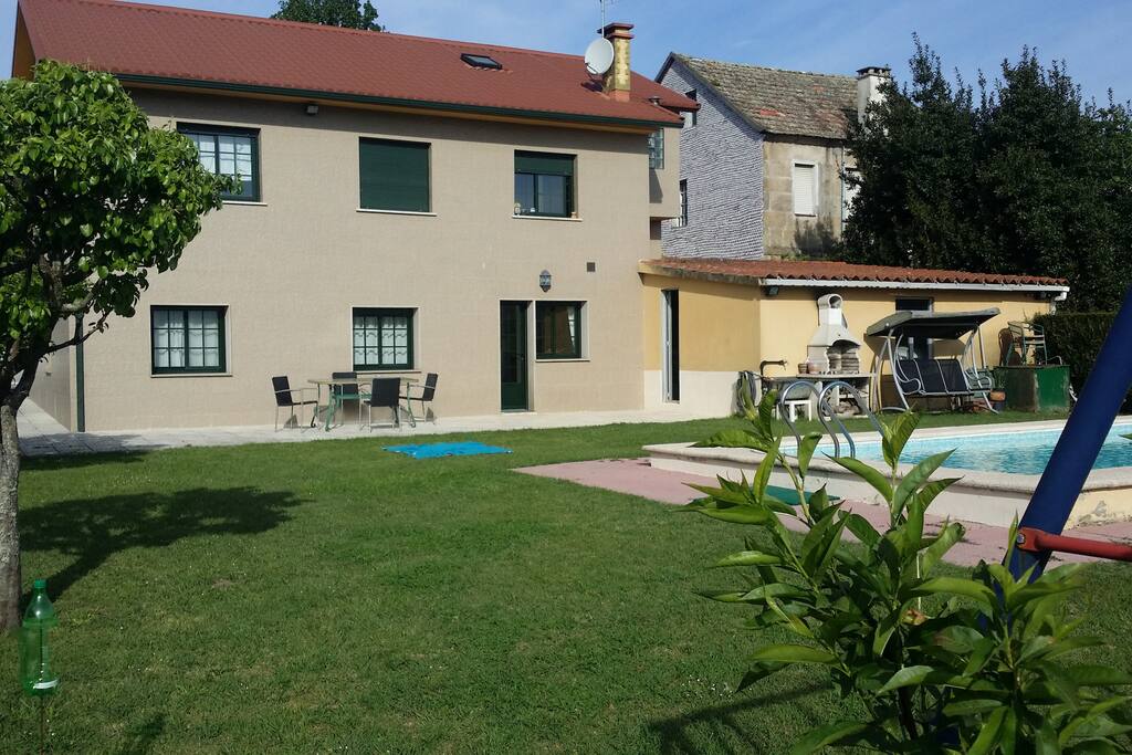 Puerta trasera de la casa con el jardin