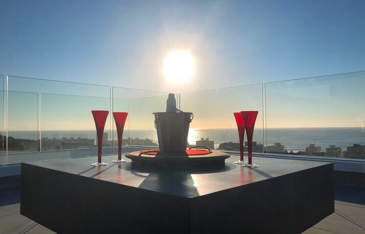 The Solis Penthouse – Private roof deck with pool