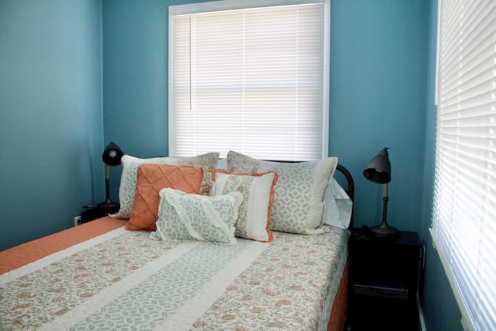 Საძინებელი ორადგილიანი საწოლით