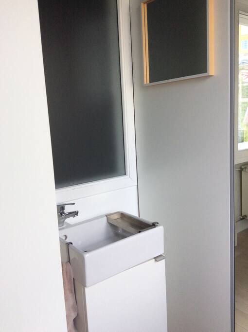 Petit lavabo privatif à gauche situé sur la gauche de l'entrée