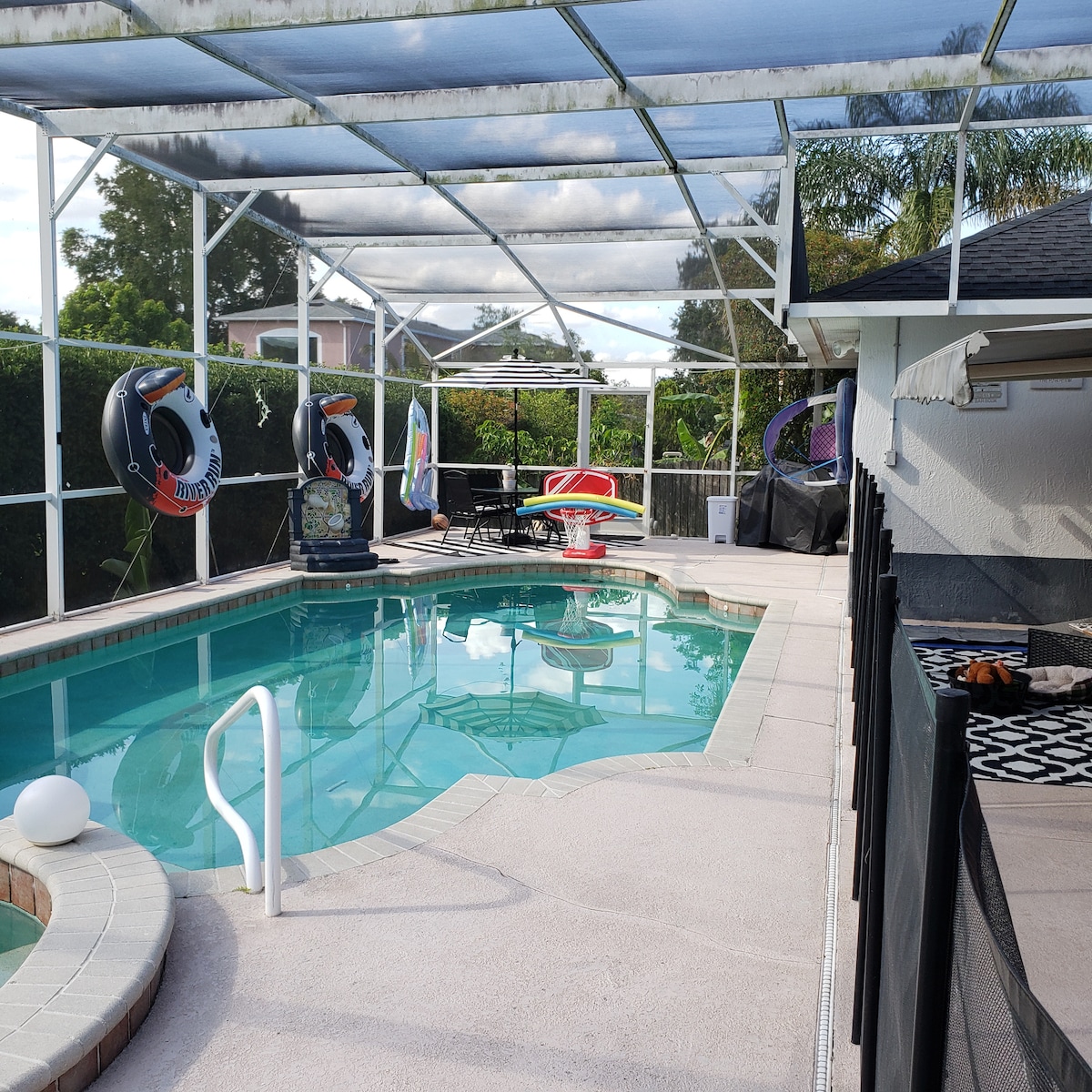 Get Vacation Homes In Orlando Florida With Private Pool Background