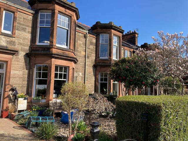 Charming family house 2 minutes walk to beach. gallery image 2