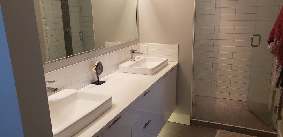 Modern Bear Mountain Getaway gallery image 3