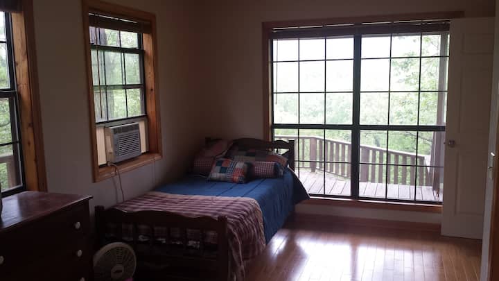 Kitanda pacha katika chumba cha kulala cha ghorofa ya chini