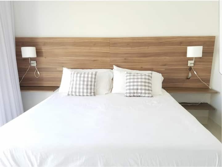 该住宅有3间卧室、2间带浴室的套房和1间带双层床的卧室