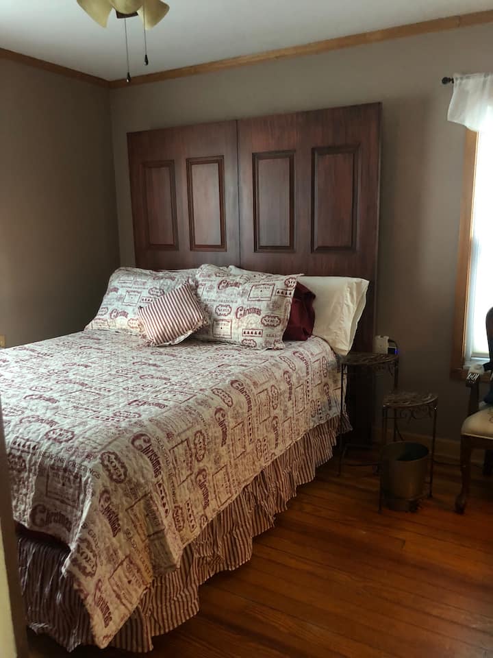 سرير مريح جدًا بغرفة نوم رئيسية بحجم كوين.