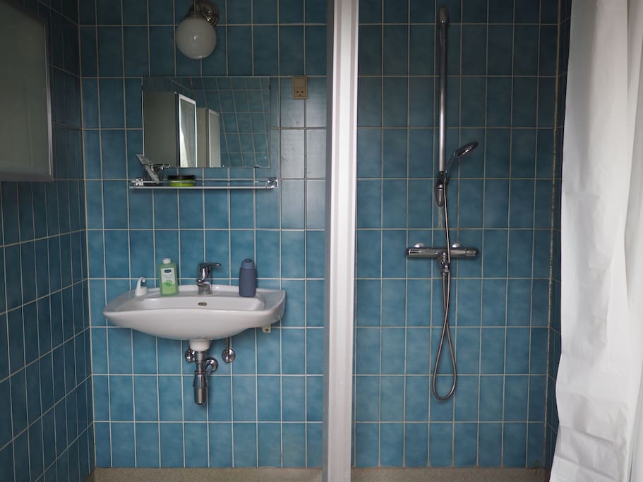 Eget bad og toilet til gæsterne.