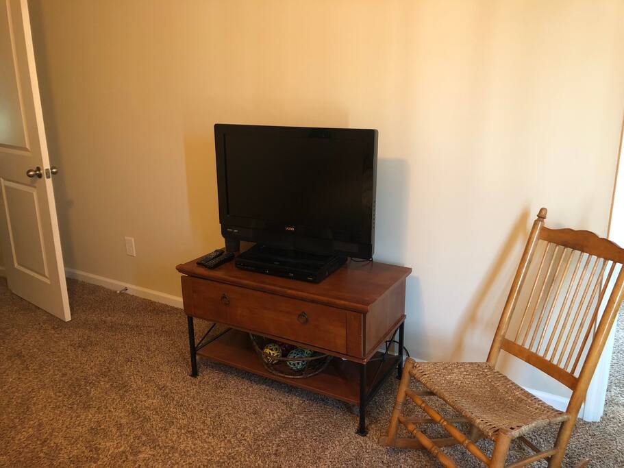 Guest room’s tv with Apple TV.
