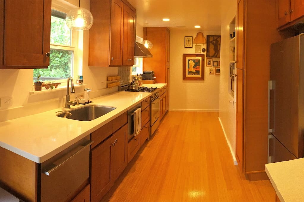 Spacious kitchen, drawer dishwashers, microwave, etc