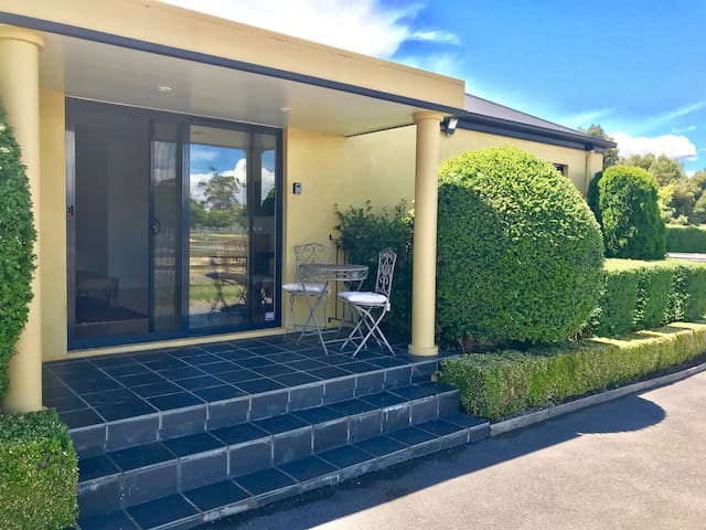 Relbia Retreat Stunning setting mins to Launceston