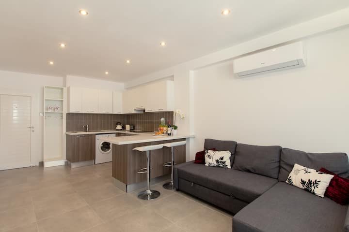 Larnaca Sea Breeze Apartment One - Ларнака