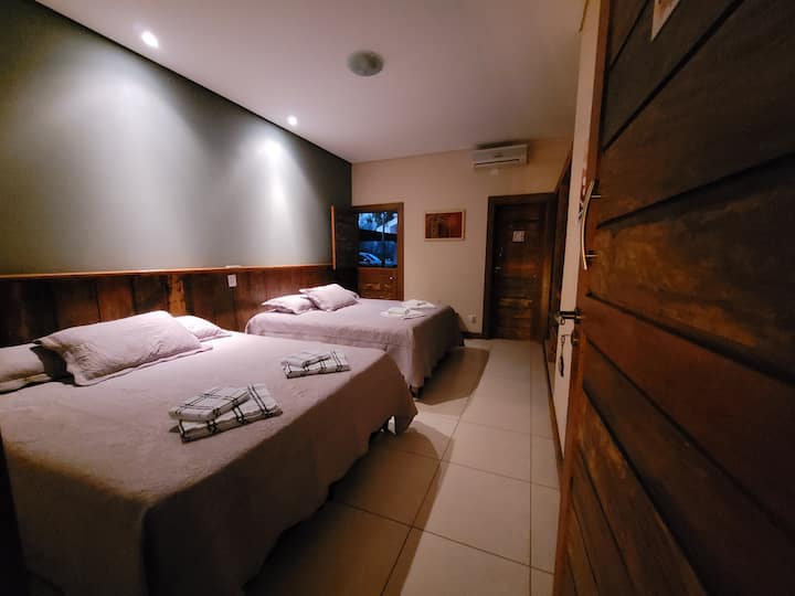 Спална соба Bugio. Спалната соба Bugio има балкон, клима уред и приватна бања. Опремен е со два кревета со големина на Qeen.