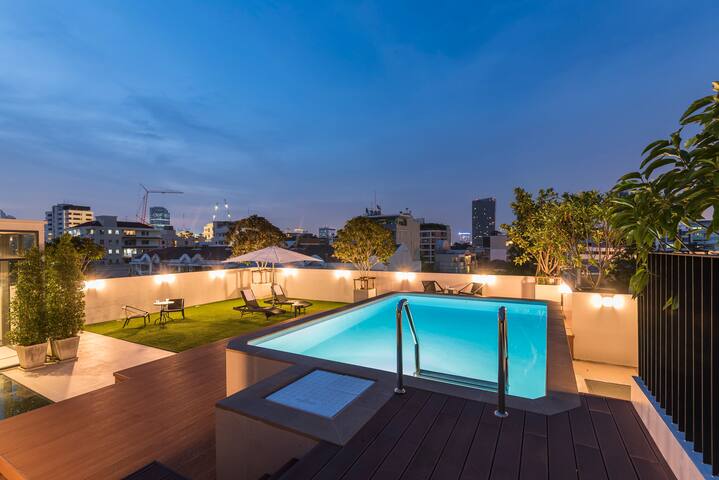 Roof-top Pool Luxury Residence in trendy Thonglor gallery image 2