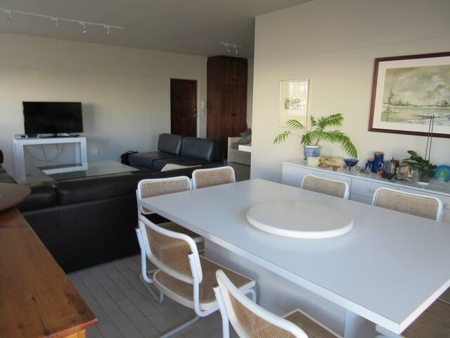 Bright & Spacious Luxury Apartment gallery image 2