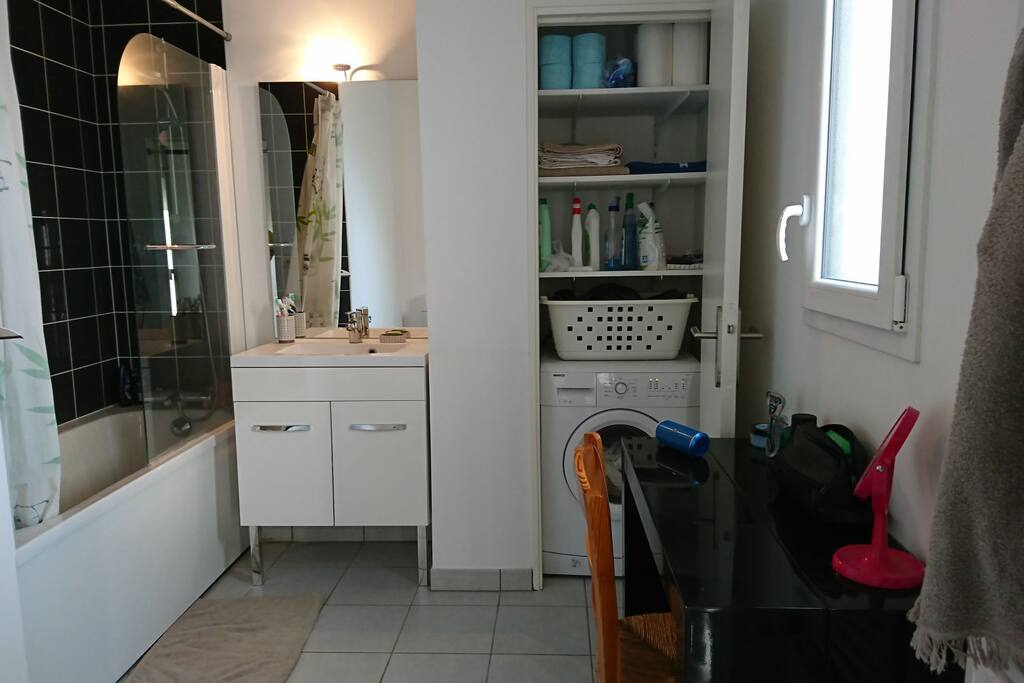 Salle de bain, baignoire et WC.