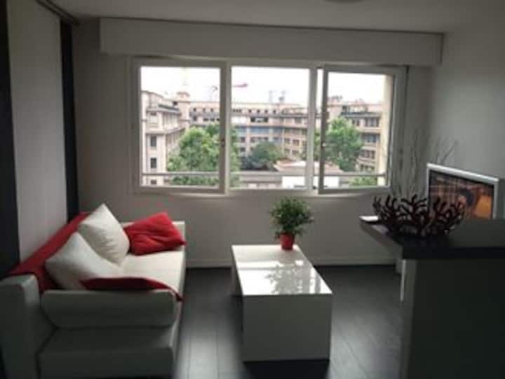 Შესასვლელი ხედი - მარჯვენა ღია სამზარეულო ბარით - მარცხენა საშხაპე ოთახი - მისაღები ოთახის წინ - მისაღები ოთახის უკან