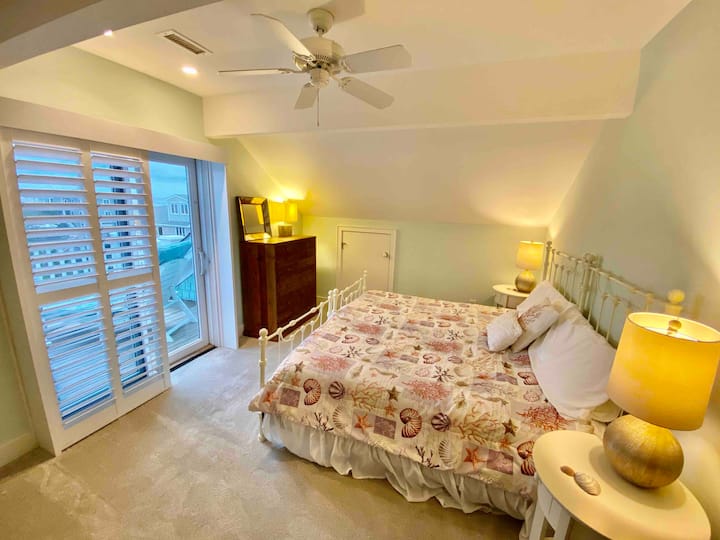 Questo letto king-size può anche essere trasformato in un set di gemelli. La camera da letto si trova all'ultimo piano.