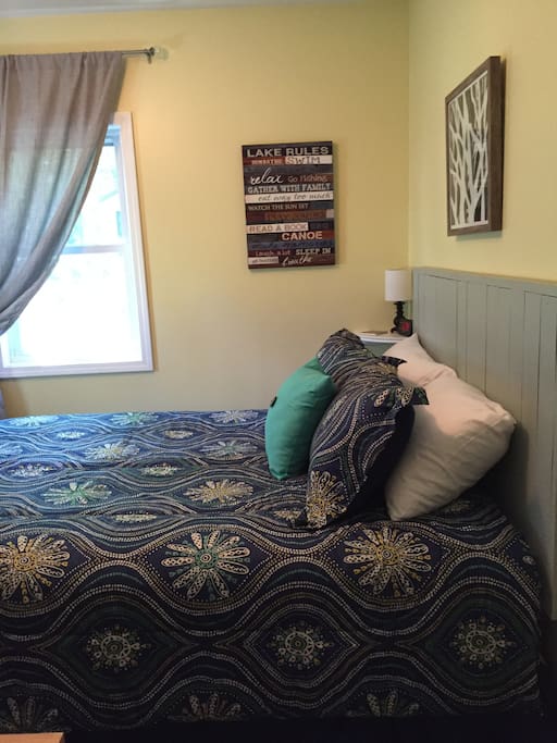 Master bedroom - queen bed