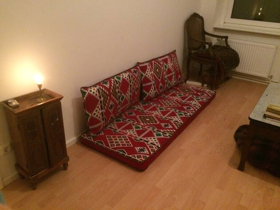 Sitzgelegenheit (auch als Schlafmatratze möglich)