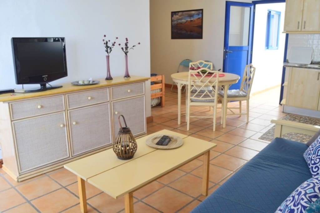 Salón y patio al fondo