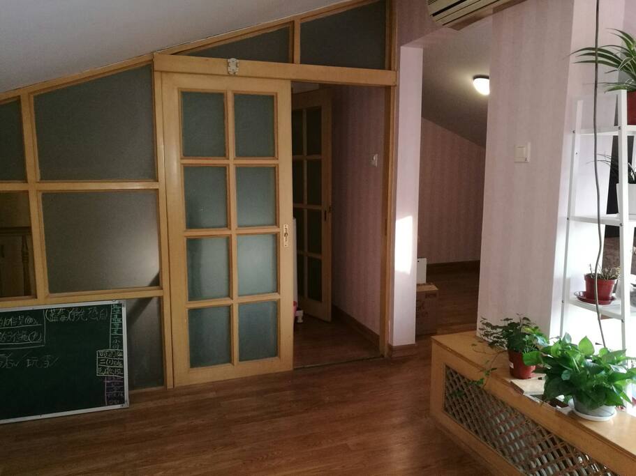 阁楼在我家三楼,有两个房间,一个做卧室一个做更衣室。对面是一个小卫生间,可淋浴。