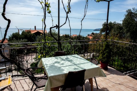 Top performing Airbnb: Quaint apt with sea view (for 2-3) in Sveti Stefan