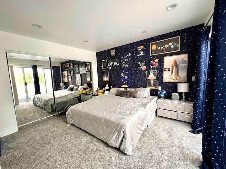 Cama doble o individual en la habitación de los niños