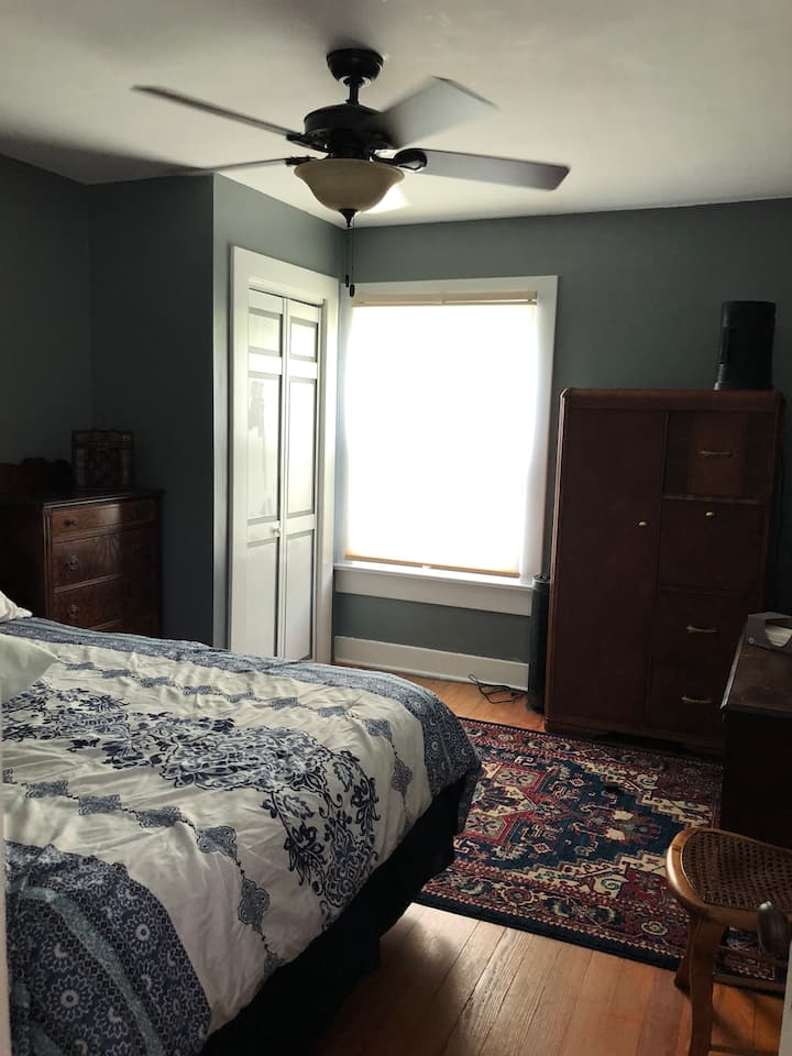 غرفة ضيوف مريحة جدًا بسرير بحجم كبير