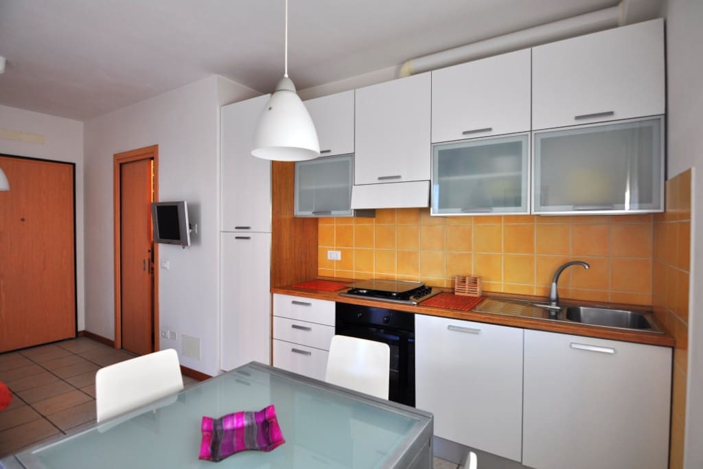 Cucina completamente attrezzata con lavastoviglie