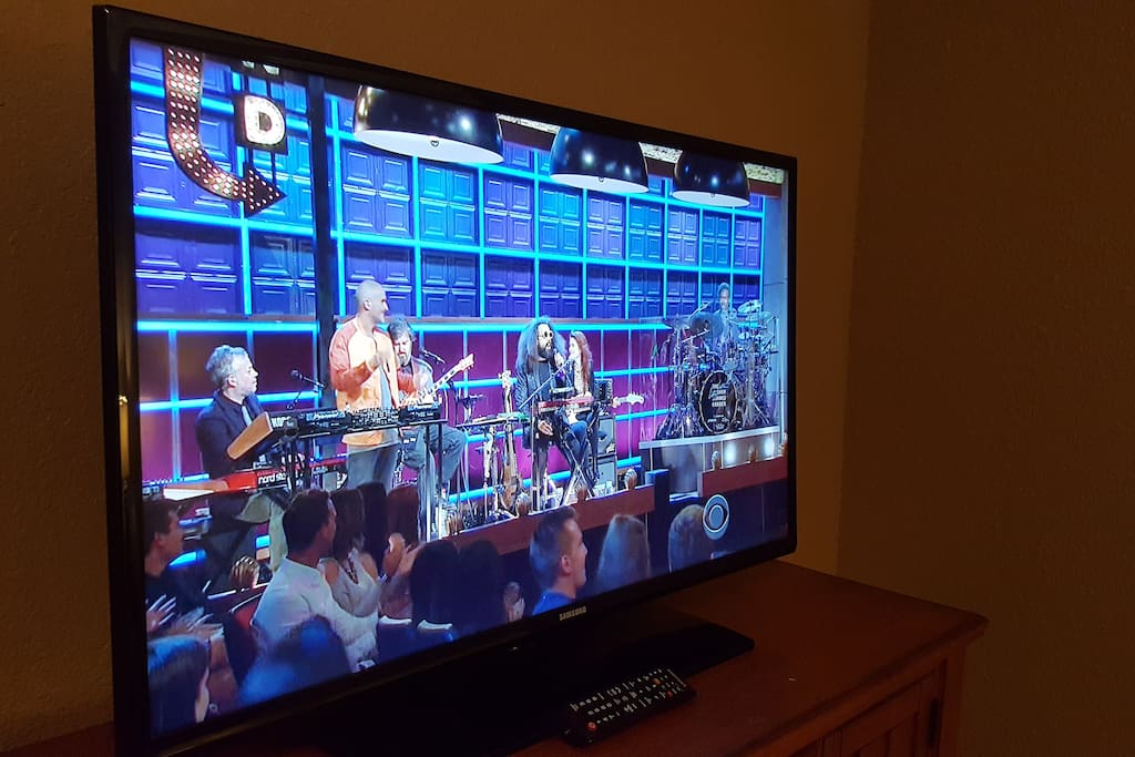 40-inch flat TV with Local Channels, Netflix, and a Blu-Ray/DVD player.