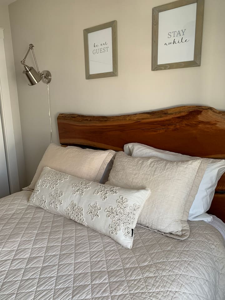 Двойно легло с персонализирана дървена табла