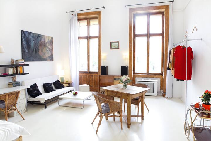 BIG, BEAUTIFUL, BRIGHT & TWO BIKES!