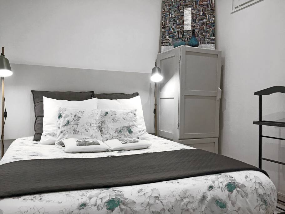La chambre est équipée d'un lit de 160X200. (The bedroom is equipped with a Queen Size bed)