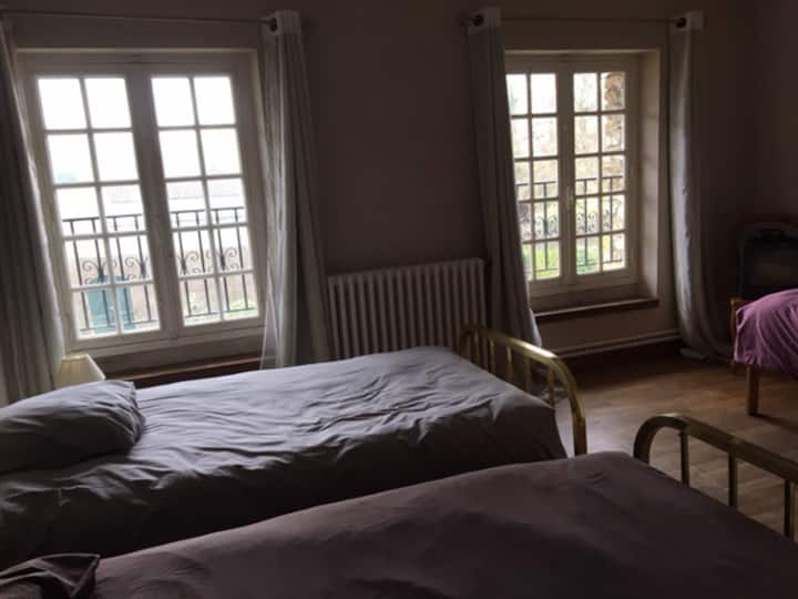 1 grand lits 160x190 et 1 petit lit