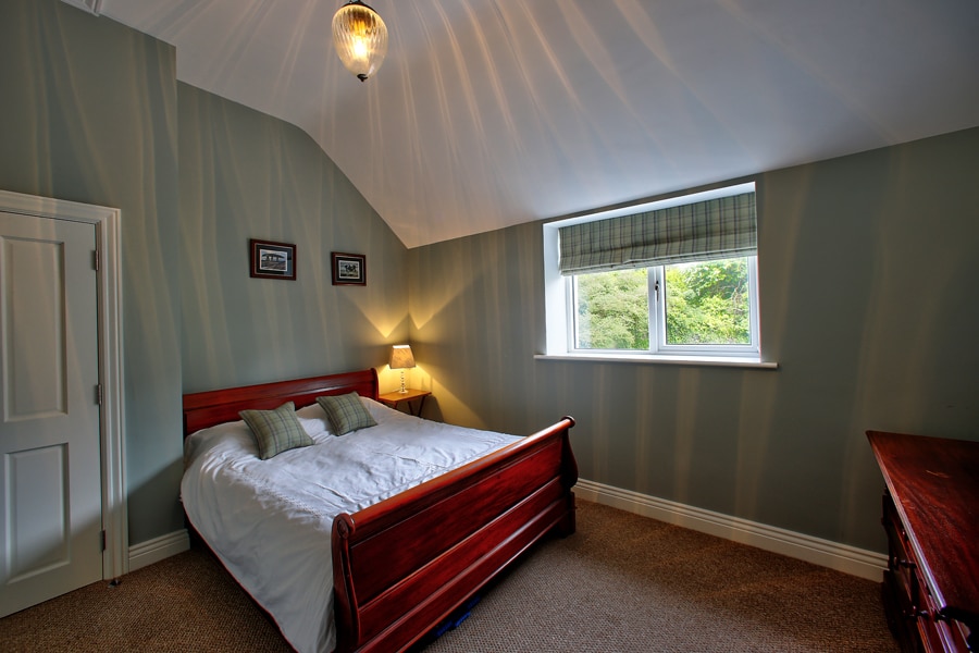 Главна спална соба со брачен кревет (широк 180-220