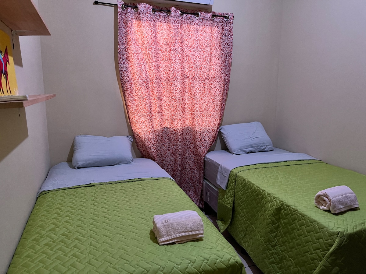 Chumba #3 kilicho na vitanda viwili pacha, kabati na kiyoyozi 