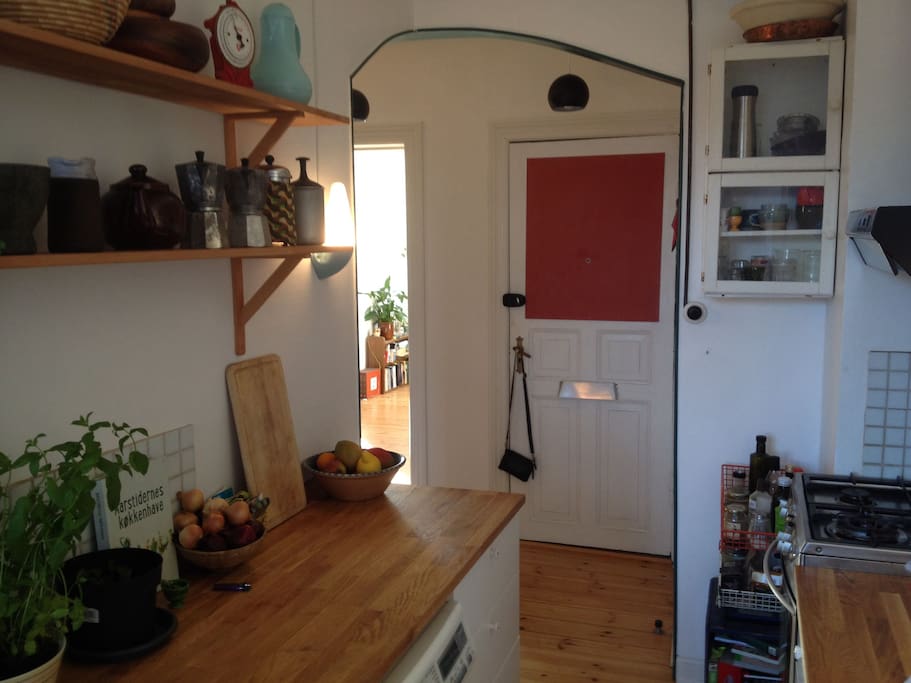 Fully equipped kitchen with dishwasher and washing machine